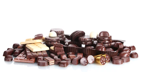 Muchos caramelos de chocolate diferentes aislados en blanco — Foto de Stock