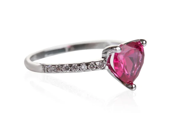 Hermoso anillo con gema roja aislada en blanco —  Fotos de Stock