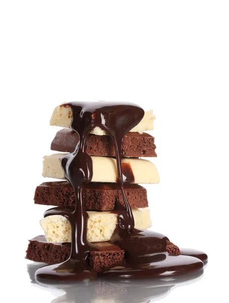 Skivor av mjölk och vit chokladkaka hälls choklad isolerad på vit — Stockfoto