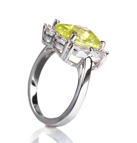 Hermoso anillo con gema verde aislado en blanco — Foto de Stock