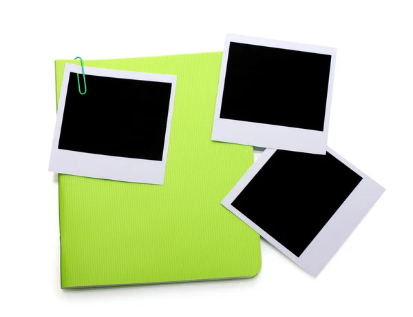 Papéis fotográficos e caderno verde isolado em branco — Fotografia de Stock