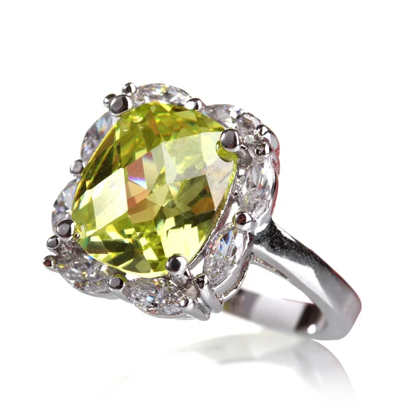 美丽与孤立在白色的绿色宝石戒指 — 图库照片