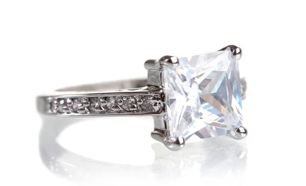 Krásný prsten s drahokam izolovaných na bílém — Stock fotografie