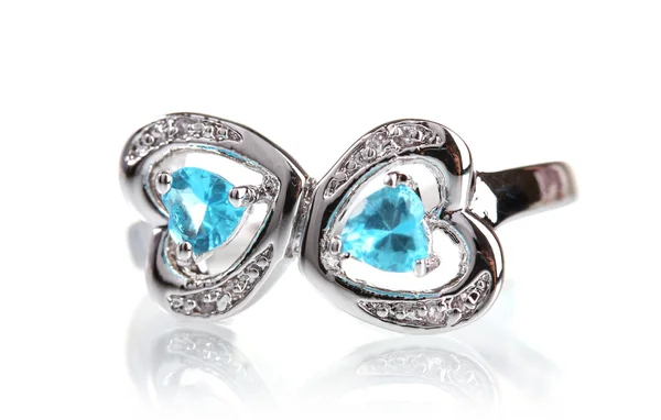 Hermoso anillo con piedras preciosas azules aisladas en blanco — Foto de Stock