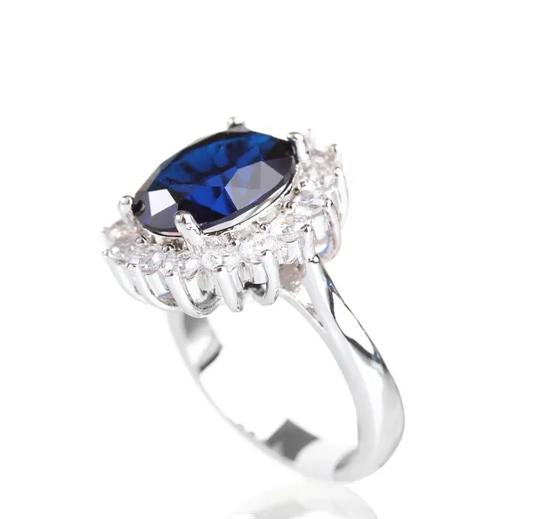 Όμορφο δαχτυλίδι με μπλε στολίδι που απομονώνονται σε λευκό — Φωτογραφία Αρχείου