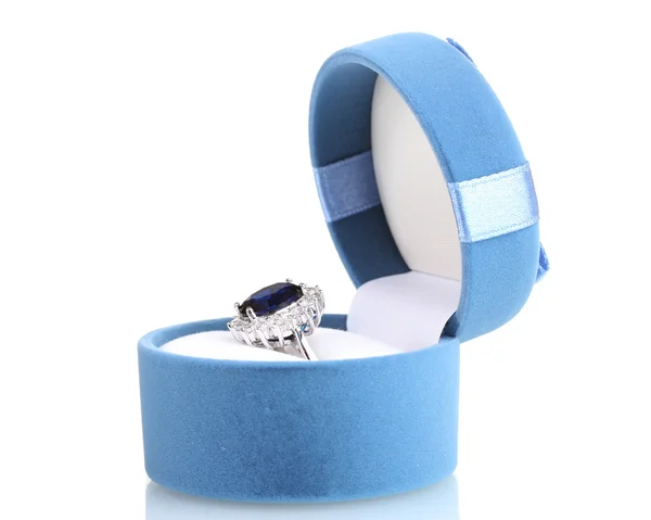 Mooie ring met blauwe edelsteen in zak geïsoleerd op wit — Stockfoto