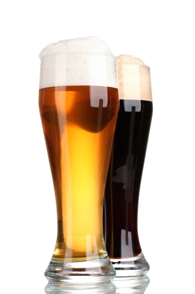 黑色和金色啤酒在眼镜上白色隔离 — 图库照片