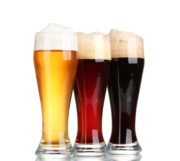Tre bicchieri con birre diverse isolate su bianco — Foto Stock