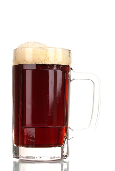 Κόκκινη μπύρα με τον αφρό σε κούπα που απομονώνονται σε λευκό — Φωτογραφία Αρχείου