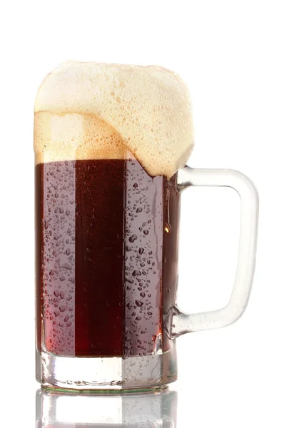 Червоне пиво з піною в кухоль ізольоване на білому — стокове фото