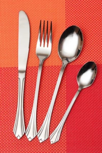 Forchetta, cucchiaio e coltello in un panno rosso — Foto Stock