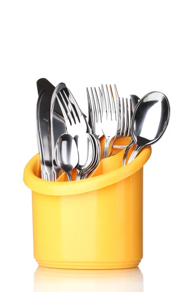 キッチン食器、ナイフ、フォークおよびスプーン白で隔離される黄色のスタンドで — ストック写真