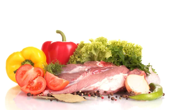 Сырое мясо и овощи, изолированные на белом — стоковое фото