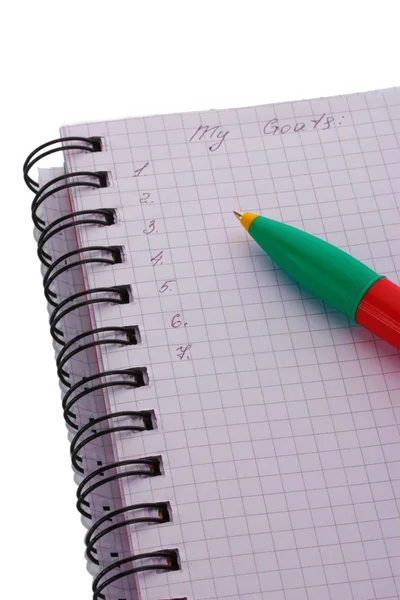 Λίστα στόχων και πένα που απομονώνονται σε λευκό — Φωτογραφία Αρχείου