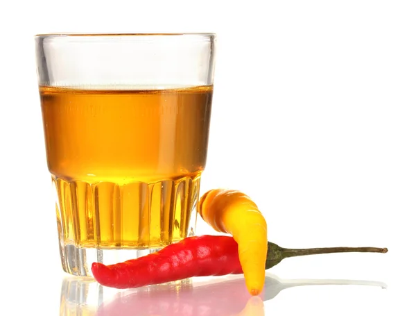 Bardak Biber votka ve kırmızı üzerine beyaz izole biber — Stok fotoğraf