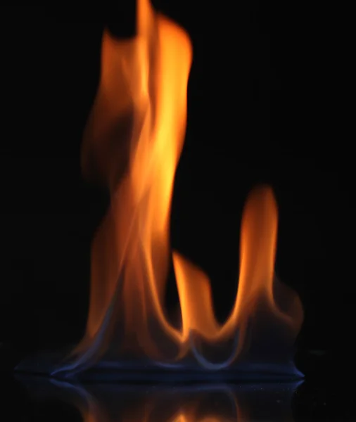 Belo fogo em um fundo preto — Fotografia de Stock