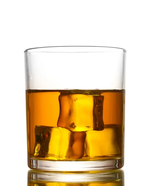 Kieliszek whisky i lód na białym tle — Zdjęcie stockowe