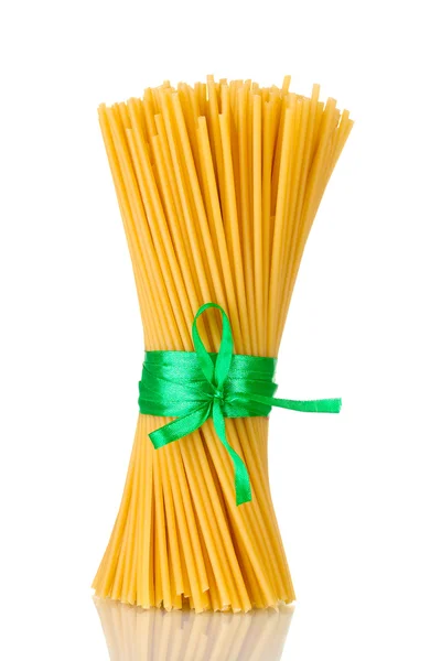 Група спагетті зі стрічкою ізольовані на білому — стокове фото