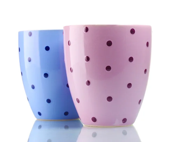 Deux tasses de couleur isolées sur blanc — Photo