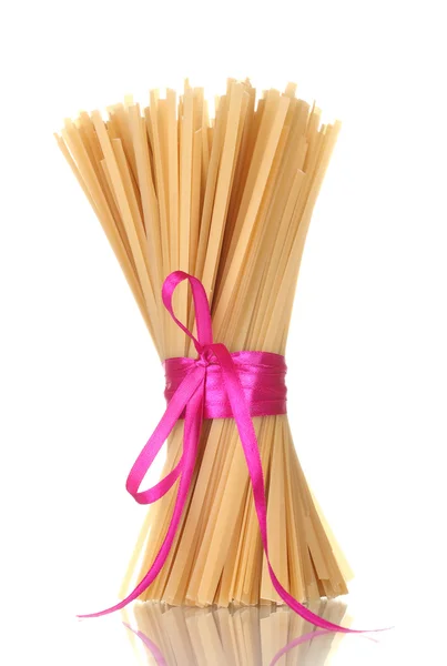 Група спагетті зі стрічкою ізольовані на білому — стокове фото