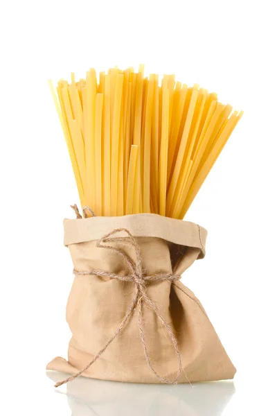Pasta in einer Tüte isoliert auf weiß — Stockfoto