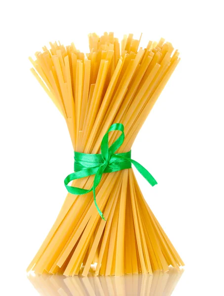 Ramo de espaguetis con cinta aislada en blanco — Foto de Stock