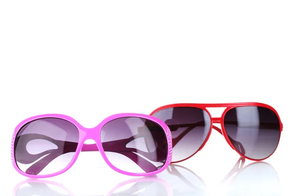 Dois óculos de sol femininos rosa e vermelho isolado no branco — Fotografia de Stock