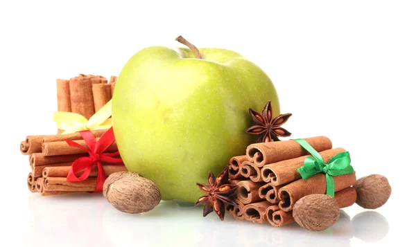 Палички кориці, яблуко, мускатний горіх та аніс ізольовані на білому — стокове фото