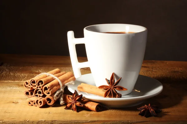 Kopje warme chocolademelk, kaneelstokjes, noten en chocolade — Stockfoto