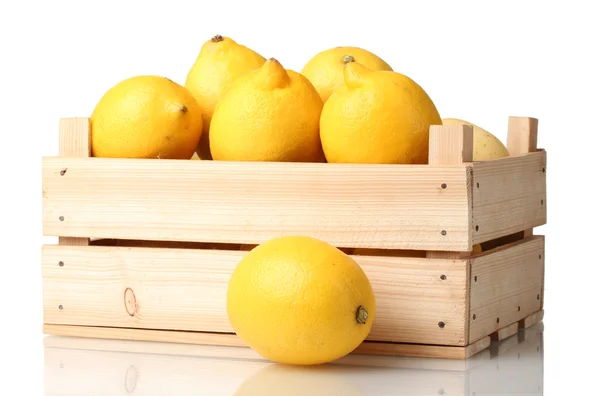 Zralé citron v dřevěné krabici, izolované na bílém — Stock fotografie