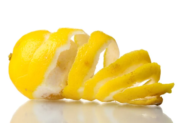 Reife Zitrone isoliert auf weiß — Stockfoto