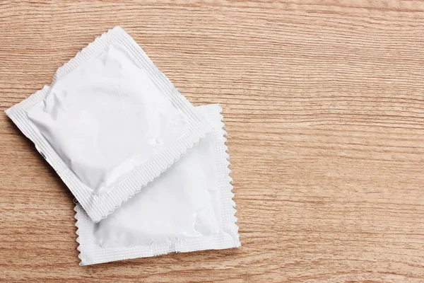 Ahşap zemin üzerinde bir prezervatif — Stok fotoğraf