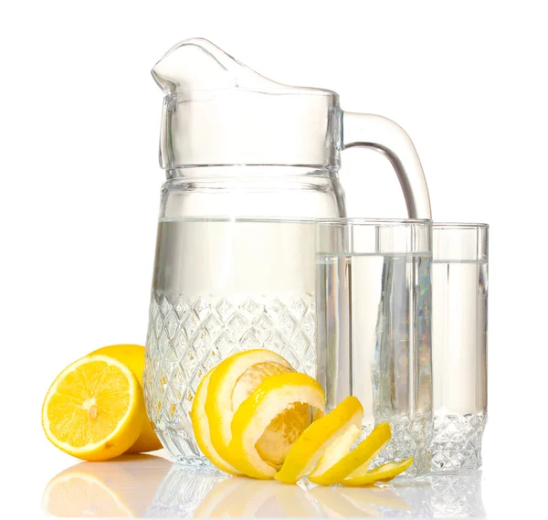 Στάμνα και ποτήρια με λεμονάδα και το λεμόνι που απομονώνονται σε λευκό — Φωτογραφία Αρχείου