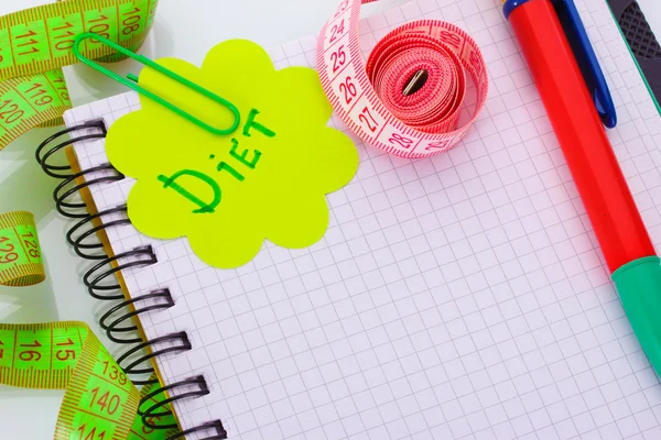 Planificación de la dieta. Cintas métricas para cuadernos y bolígrafos aislados en blanco — Foto de Stock