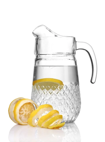柠檬汁和柠檬隔离在白色的投手 — 图库照片