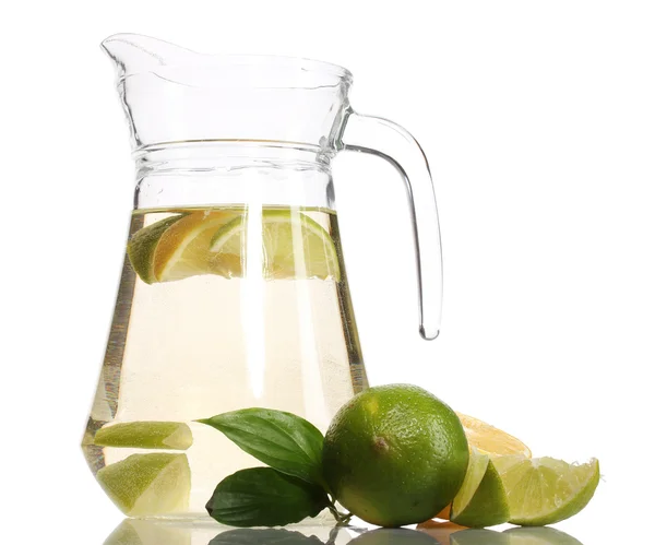 Кувшин лимонада, лайма и лимона, изолированных на белом — стоковое фото