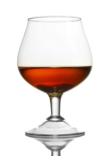 Verre de cognac isolé sur blanc — Photo