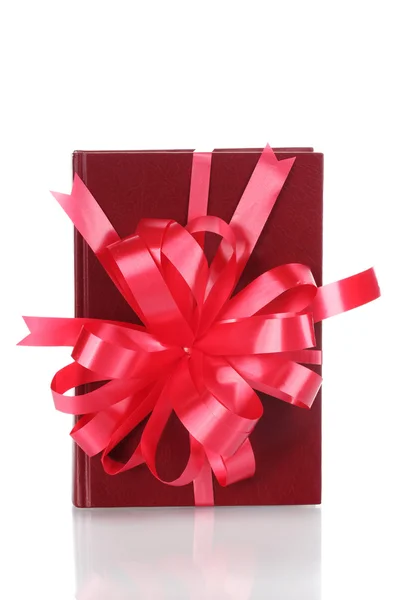 Czerwona książka na prezent na białym tle — Zdjęcie stockowe