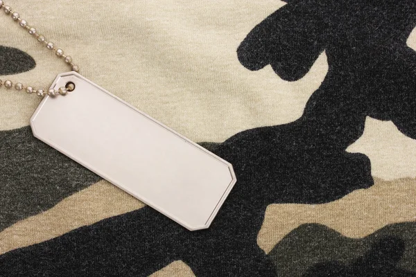Distintivos do exército em fundo de camuflagem — Fotografia de Stock