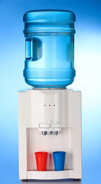 파란색 배경에 전기 물 냉각기 — 스톡 사진