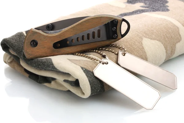 Армейские значки, нож и камуфляж изолированы на белом — стоковое фото