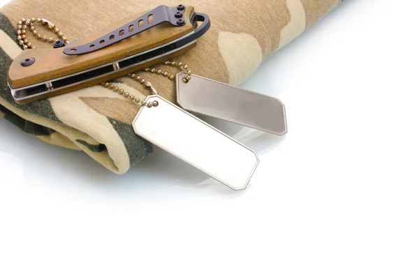 Armádní odznaky, nůž a kamufláž izolovaných na bílém — Stock fotografie