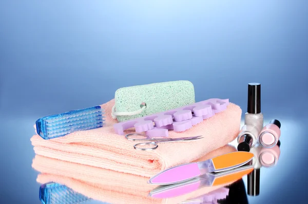 Pedikúra na růžový ručník na modrém pozadí — Stock fotografie