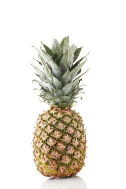 Beyaz üzerine izole edilmiş ananas