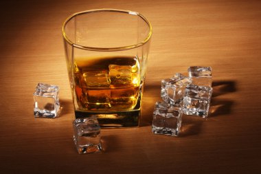 bardak scotch viski ve buz üzerinde ahşap tablo