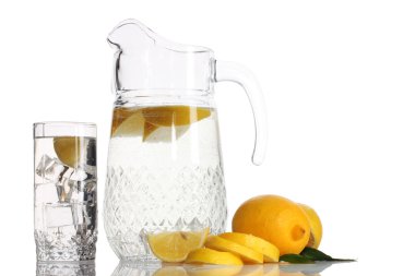 sürahi ve bardak limonata ve üzerinde beyaz izole limon