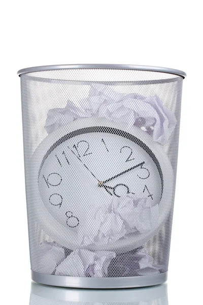 Relógio de parede em lixeira de metal e papel isolado em branco — Fotografia de Stock