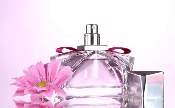 漂亮的瓶子里，花上白色孤立的女性香水 — 图库照片