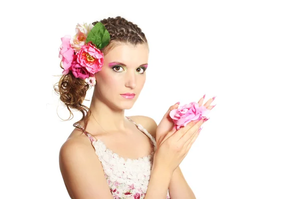 Красива дівчина з квітами у волоссі ізольована на білому — стокове фото