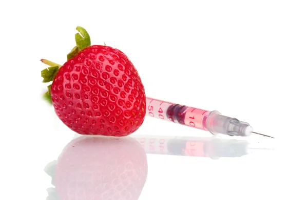 Červené jahody a stříkaček izolovaných na bílém — Stock fotografie